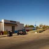 Oggi di fronte a noi si trova il lido Massimo, a sinistra il nuovo molo e a destra l�inizio della passerella pedonale e della pista ciclabile verde che affiancano il litorale